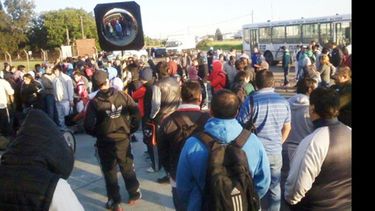 BLOQUEO. Los trabajadores, ayer, en la puerta de la planta. Podrían cortar todo el Parque..