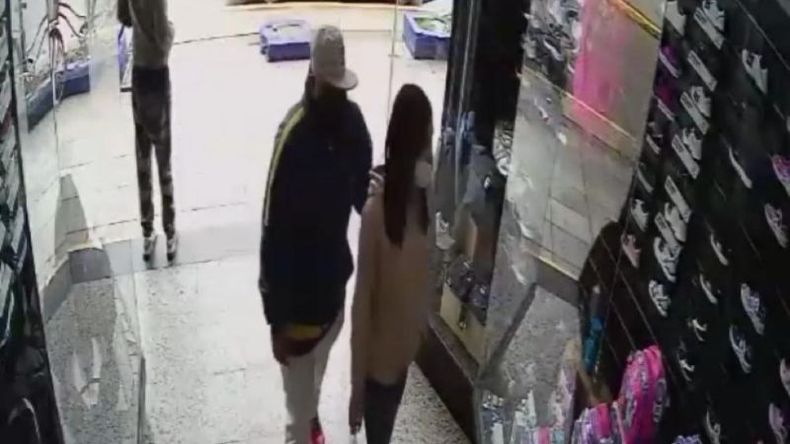 Los asaltantes se llevaron mercadería, dinero y teléfonos celulares..