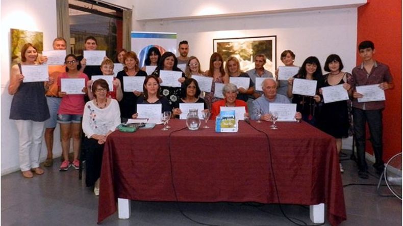 DIPLOMAS. Los participantes del taller cerraron el año con sus textos..