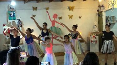 Los talleres culturales alcanzan a chicos y a grandes. .