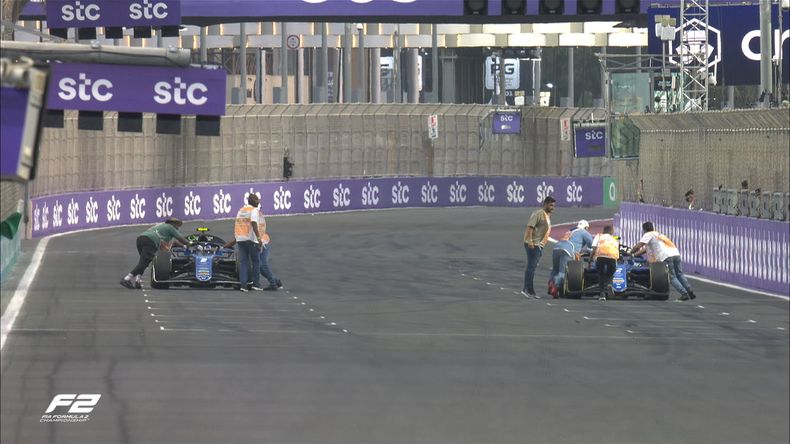 Franco Colapinto (derecha) en la salida fallida del Sprint en Arabia Saudita.