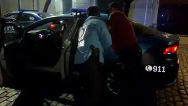 El sospechoso estaba escondido en una gomería de Palermo.