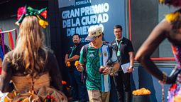 MATE Y CAMISETA. Colapinto llegando al autódromo Hermanos Hernández en la previa al GP de México.