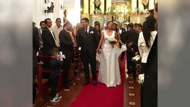 Epidemia. Después de las elecciones, el oficialismo local está viviendo un boom del amor, casi una epidemia de casamientos. La semana pasada, desde este espacio adelantamos que la concejal electa Jesica Bortule aceptó la propuesta de su novio y está poniendo fecha para dar el sí. Pero la que le ganó de mano fue la Directora Federal de Juventud en el Ministerio de Desarrollo Social de la Nación, Adriana Cáceres, ex candidata a diputada nacional, que se casó el fin de semana pasado. Y lo compartió en las redes, con esta foto..