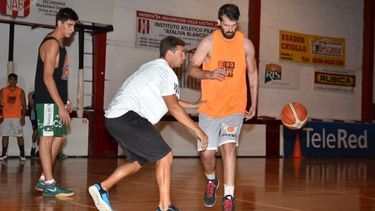 TÁCTICA. Nardini remarca las jugadas defensivas a sus dirigidos..