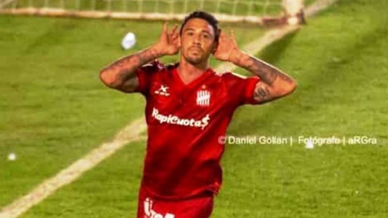 TOPO GIGIO. González festeja su primer gol en el Santo tucumano..