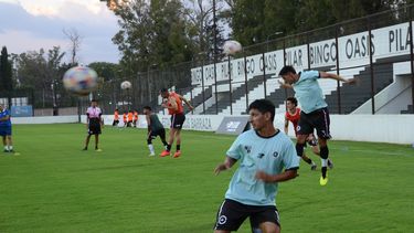 DE CABEZA. Lucas Chambi y Rodrigo Chao en el entrenamiento previo al partido.