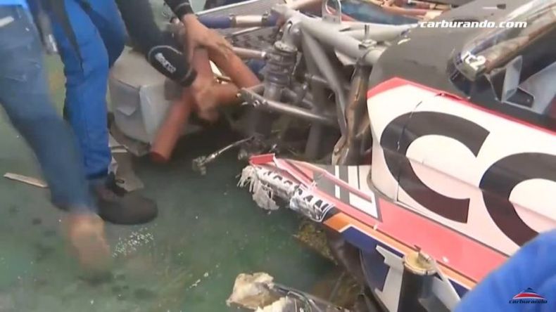 Así llegó Rossi a boxes luego del choque. Volvió a pista y llegó 31º..