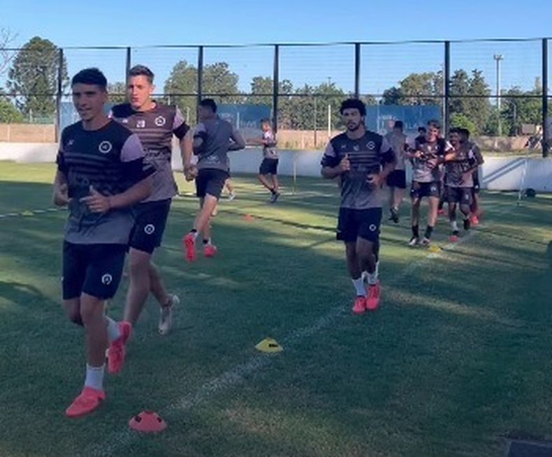 AL TROTE. Los jugadores entrenaron este sábado en el Barraza.