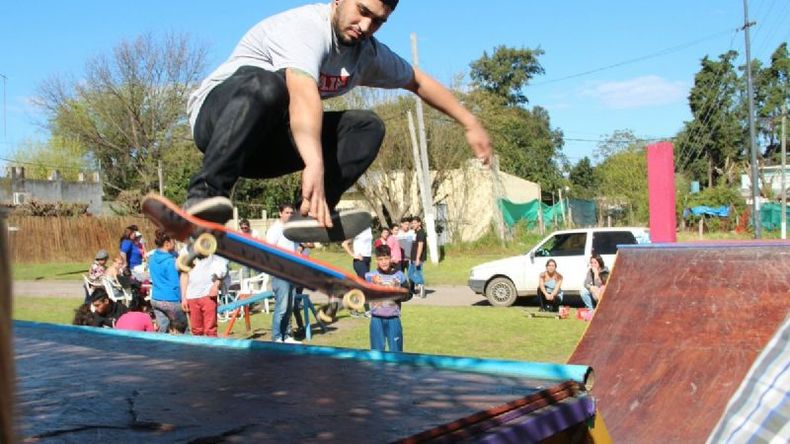 El flamante skatepark de la plazoleta Basabe se visitó de fiesta para celebrar el día de la niñez..