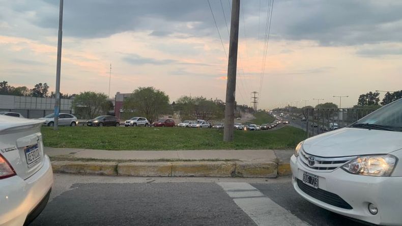 En horas pico, las colas que ocasiona el semáforo son interminables y llegan hasta la bajada anterior de la Panamericana..