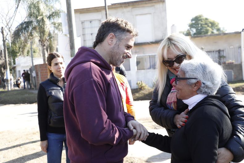DIÁLOGO. Federico Achával recorrió el barrio y charló con los vecinos. &nbsp;