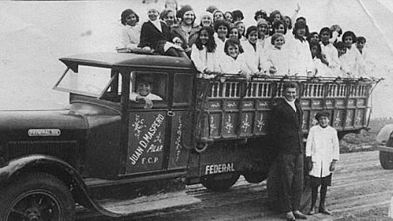 El simpático “Transporte Máspero”, en este caso, llevando en excursión a alumnos de la Escuela Nº 11 de Presidente Derqui. La foto corresponde al año 1932..