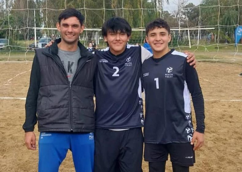 SUB 16. Tiziano Saffer y Felipe Gadea junto al entrenador (izq.).