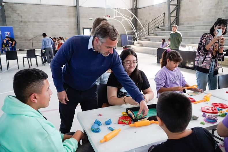 JUEGOS. Federico Achával compartió actividades recreativas con las familias TEA.