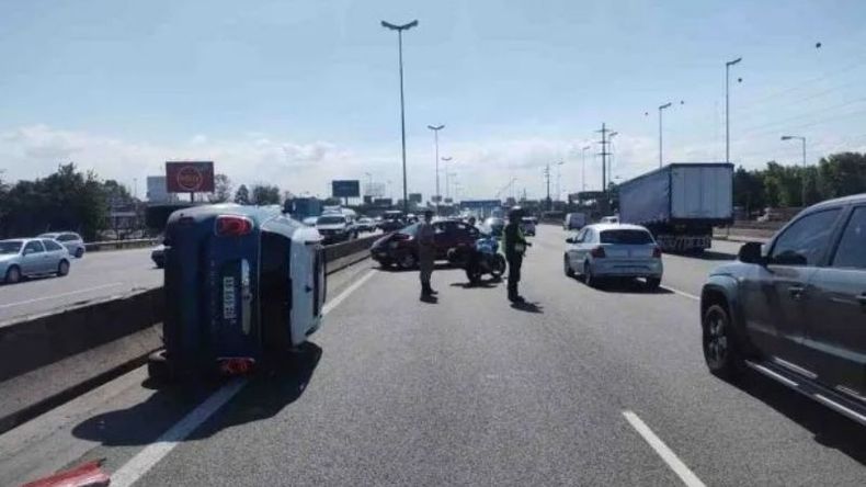 CHOQUE Y VUELCO. El accidente ocurrió en el kilómetro 27 de la autopista..