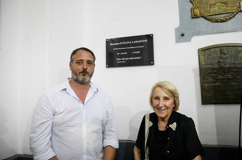 secretario de Gobierno de Pilar, Santiago Laurent, junto a la médica Mirta Ortega Sanz, amiga de Lamartine y organizadora del homenaje.