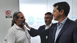 RECORRIDA. Wado de Pedro y Achával saludaron a excombatientes de Malvinas en el nuevo Centro de Documentación.