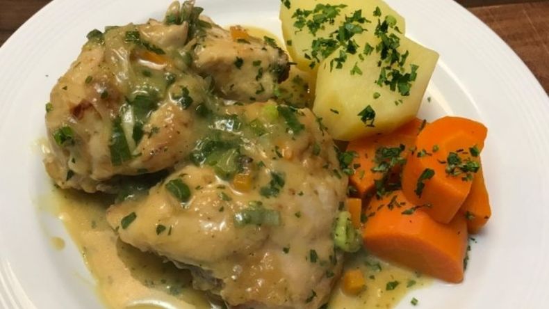 Pollo a la cacerola en salsa de mostaza, la receta semanal de Guillermo Calabrese. .
