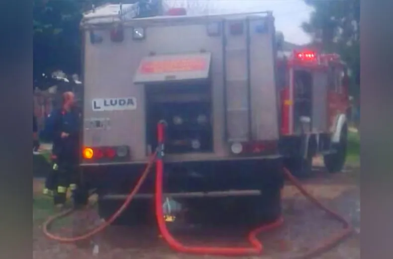 Bomberos Voluntarios de Pilar intervinieron en el incendio de La Pilarica.