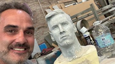 Charly Obholz junto al busto que planea regalarle al 10.&nbsp;