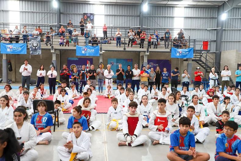 TORNEO. Los chicos y chicas que compitieron en la Copa Regional de Pilar.