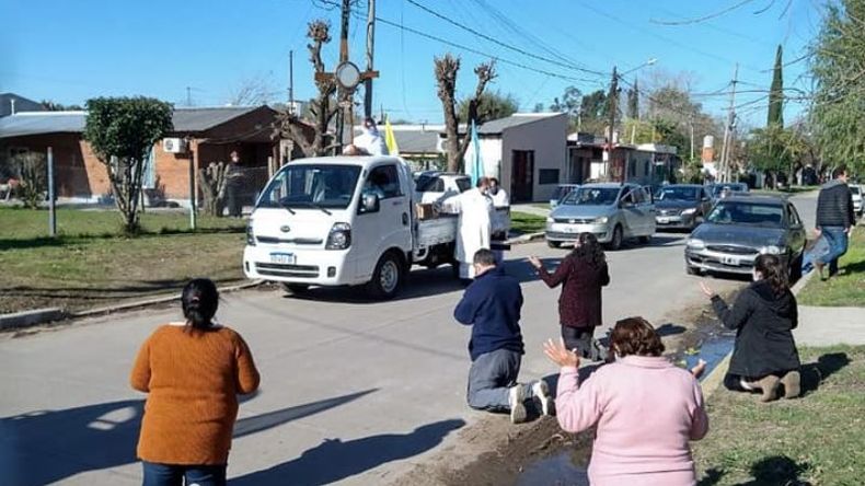 Los fieles, arrodillados al paso de los vehículos. Fotos: Nuestra Señora de las Gracias..