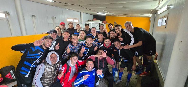 FIESTA. El vestuario de San Alejo fue una locura tras vencer a la Máquina.
