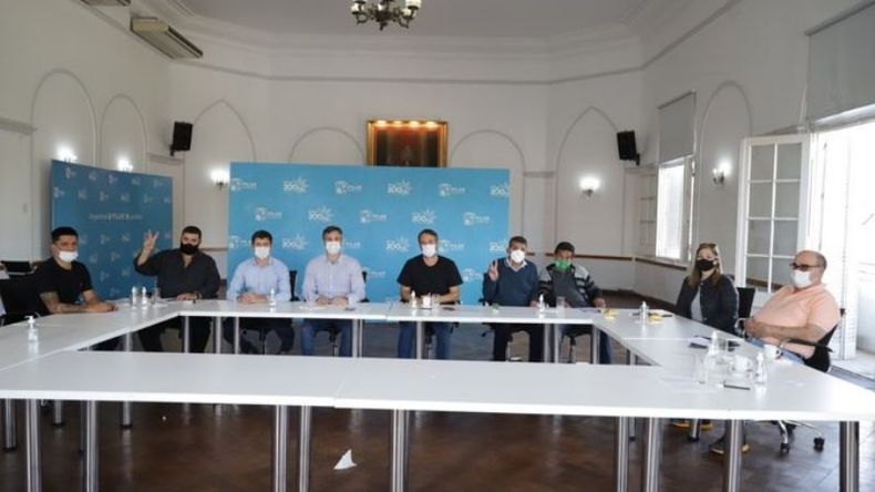 ACUERDO. Achával y funcionarios municipales junto a los representantes gremiales..