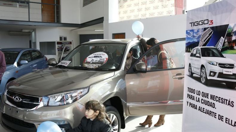 VIDRIERA. El público pudo probar los modelos de Chery Pilar. .