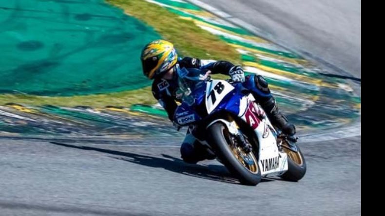 Vértigo. Sergio Fasci negocia una de las variantes del mítico Interlagos. El de Del Viso comenzó de la mejor manera el campeonato GP 600 de Motos..