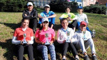 PRIMEROS. Los ganadores con sus trofeos, en Ituzaingó..