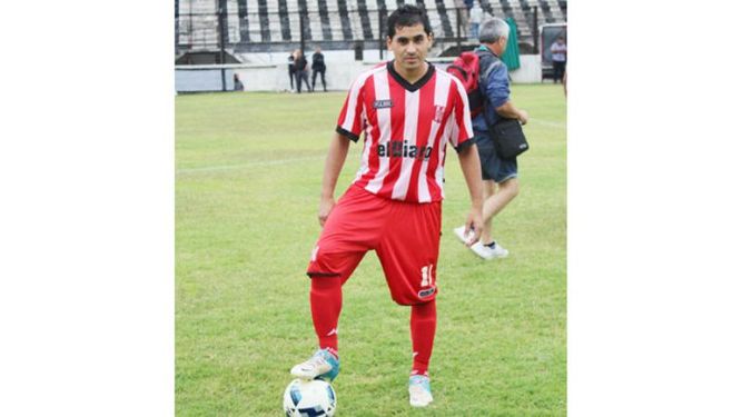 BAJO LA SUELA. Palavecino, autor de tres goles para el Rancho. .