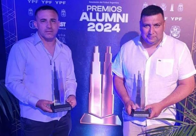 PREMIADOS. Ezequiel Carrasco y el presidente Emiliano Gallo con los galardones.
