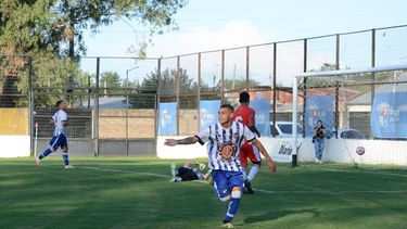 GOLAZO. Franco Romano la clavó al segundo palo para marcar el 5-0.