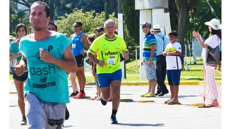 Panadero solidario. Roberto Naivirt fue a dar su mano solidaria en el Maratón del Parque Industrial. El piloto que competirá en el próximo Rally Dakar de Argentina se inscribió y colaboró con un juguete para lugar correr en los 5K. En la foto de Fredy Caballero está a punto de cruzar la meta..