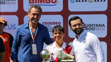 Jorge Sosa junto al campeón del mundo, Jorge Valdano, el Balón y la Bota de oro.