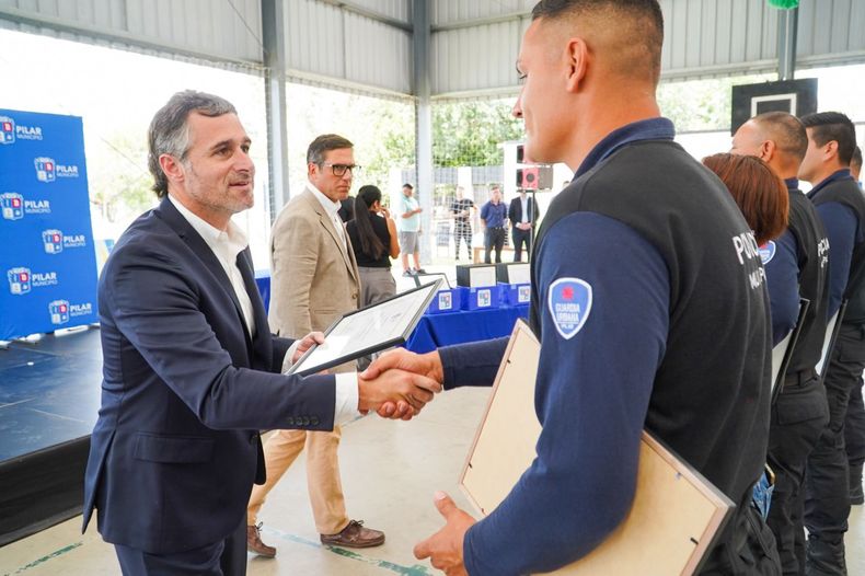 EGRESADO Achval saludo a uno de los agentes que finaliz el curso de capacitacin