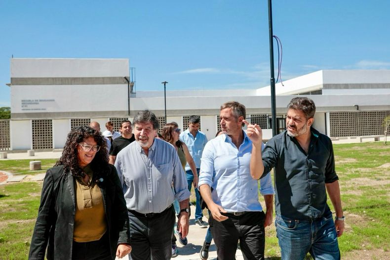 RECORRIDA. Barrios, Sileoni, Achával y Bianco, este martes, en el Polo Educativo de Villa Luján.