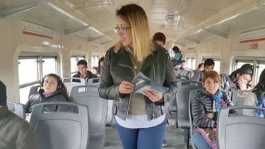 DAMAS Y CABALLEROS. Valeria Domínguez en el tren Belgrano Norte..