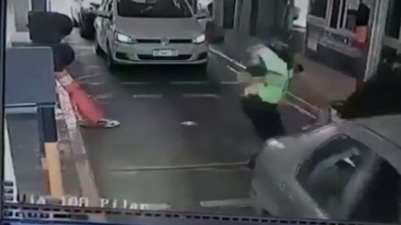 CAPTURA DE VIDEO. Muestra el momento en que el policía comienza a golpear al motociclista..
