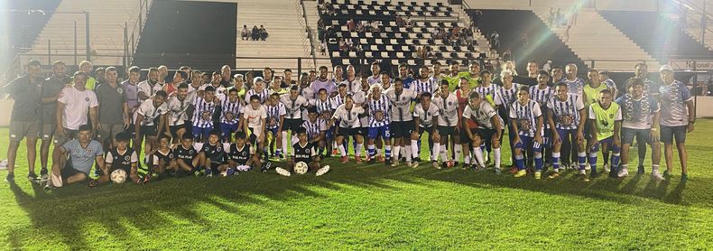UNIDOS. Los planteles de Real Pilar y Metalúrgico posan juntos al término del amistoso en el Barraza.