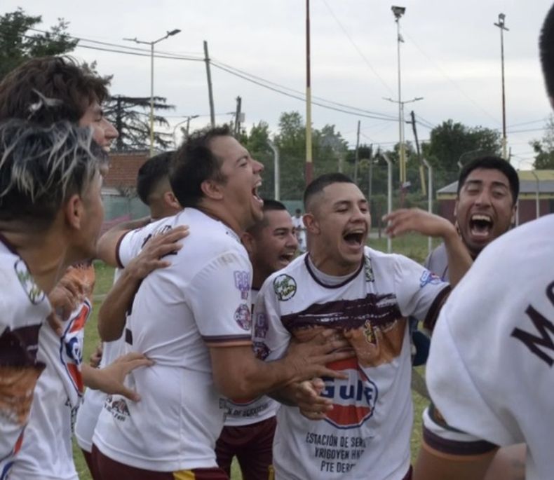 FELICIDAD. Los jugadores de Monterrey festejan la gran victoria en casa que los deja cerca de los líderes.