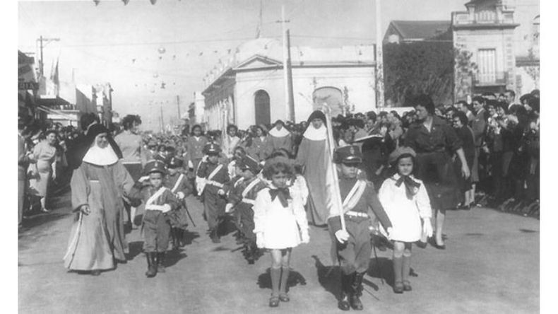 Desfile patrio en el año 1962. La caravana atraviesa la esquina de Rivadavia y Lorenzo López, con el edificio del Banco Provincia como fondo. En la actualidad, las marchas se hacen en sentidocontrario..