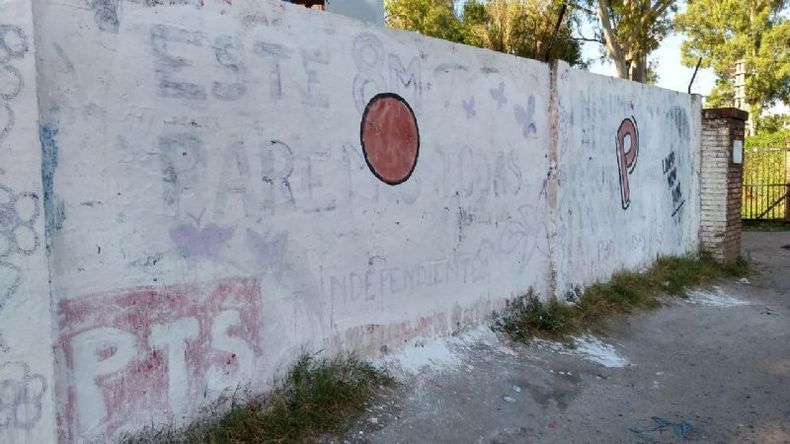 Así amaneció hoy el mismo paredón..