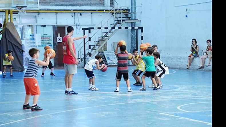 EN PROBLEMAS. Los clubes comenzaron a recibir las boletas con fuertes subas..