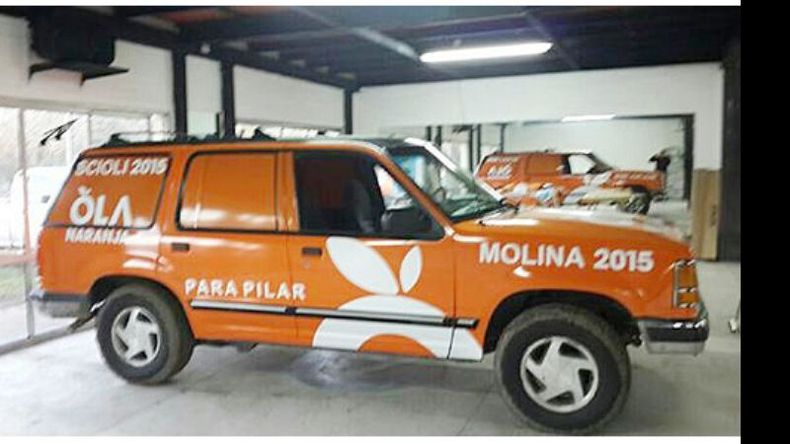 En las redes sociales los molinistas presentaron los móviles que utilizarán en la campaña “Ola naranja”. Agradecieron a “los vecinos que prestaron sus autos para ser ploteados”..