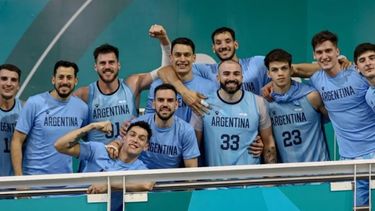 El Mago Giovannetti (#23) posa con sus compañeros de Selección tras la consagración.