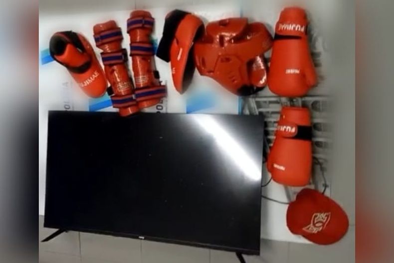 Los elementos de kick boxing secuestrados en la casa del detenido.&nbsp;