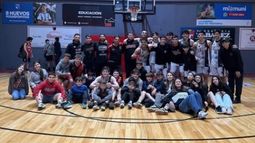 JUGADORES E HINCHADA. Derqui ganó el duelo de equipos locales y persigue al líder de su grupo.
